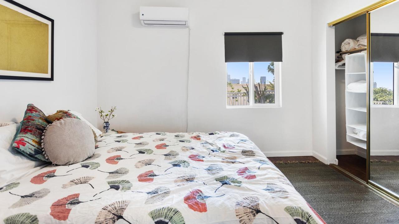 4br In Echo Park Apartment *